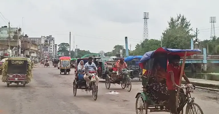 কারফিউয়ের মধ্যেও গোপালগঞ্জে কিছু যানবাহন চলছে
